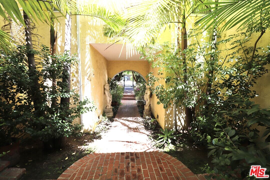9066 Shoreham Dr in West Hollywood, CA - Building Photo