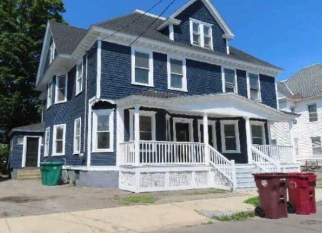 27 Burtt St in Lowell, MA - Building Photo - Building Photo