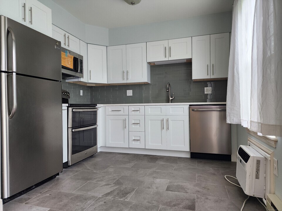 52 Glen Ridge Ct in New Milford, CT - Building Photo