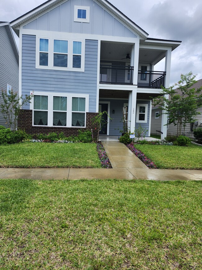 property at 142 Pk Ctr Ave