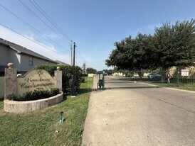 1000 Ranchway in Laredo, TX - Building Photo
