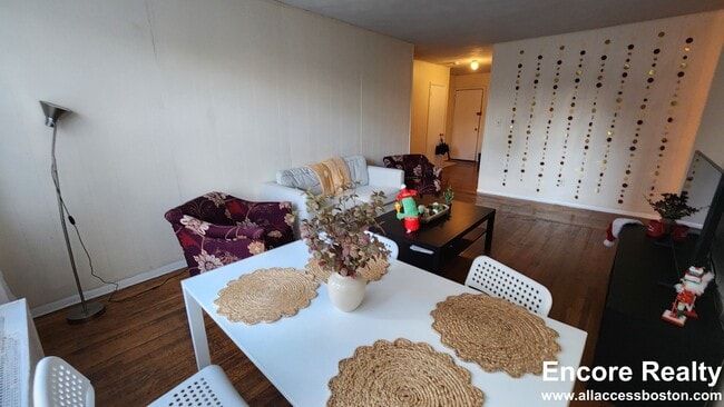 1999 Commonwealth Ave, Unit 12A in Boston, MA - Foto de edificio - Building Photo