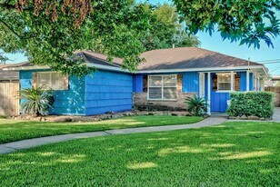 215 34th St in Nederland, TX - Building Photo
