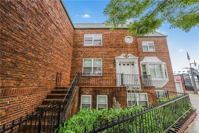 property at 2911 Kings Hwy