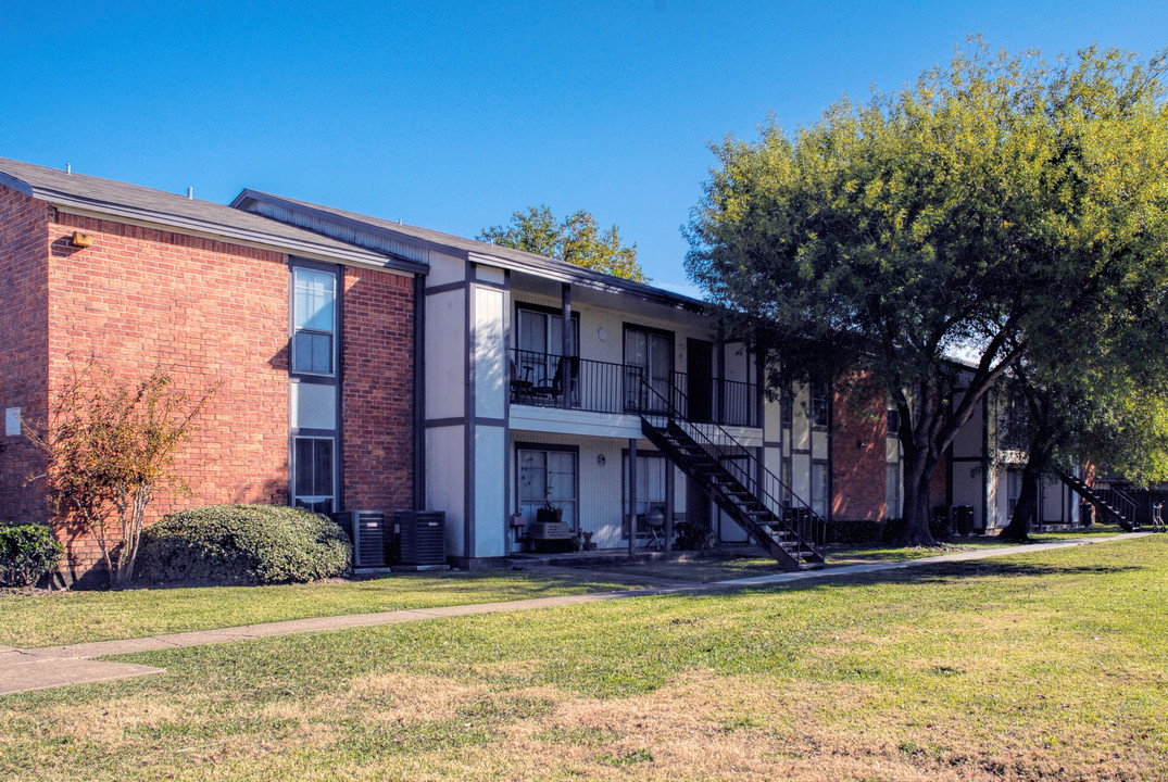 Country Terrace Village I in Highlands, TX - Building Photo