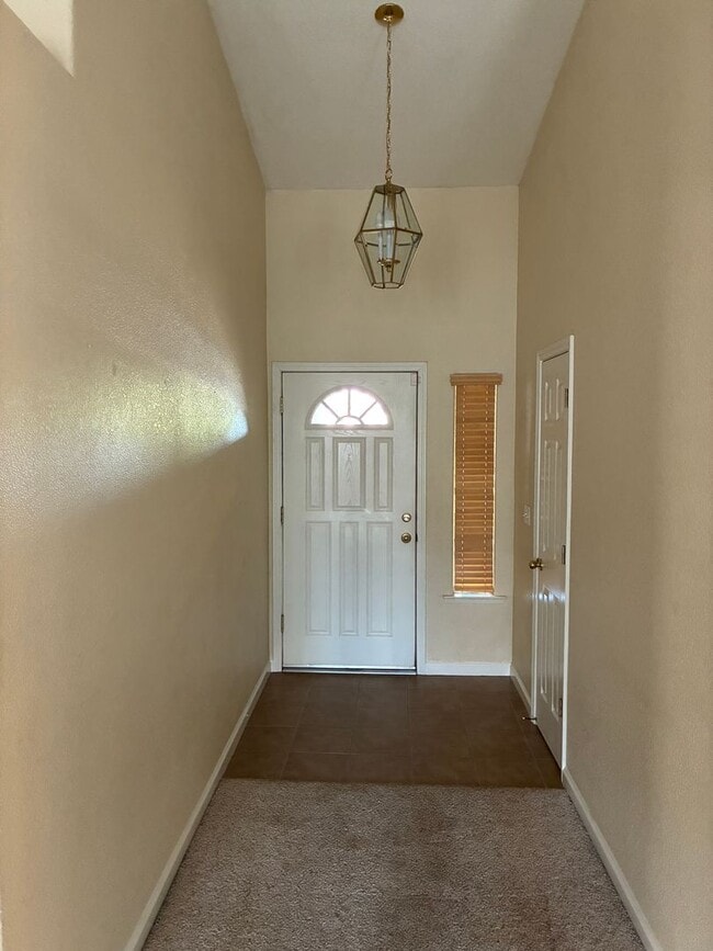 1087 W Julia Way in Hanford, CA - Building Photo - Building Photo