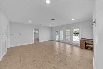 7460 Twin Sabal Dr in Miami Lakes, FL - Building Photo - Building Photo