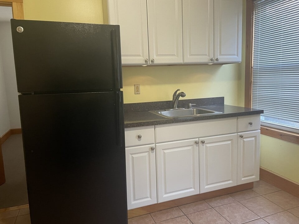 118 Charles St in Waltham, MA - Building Photo
