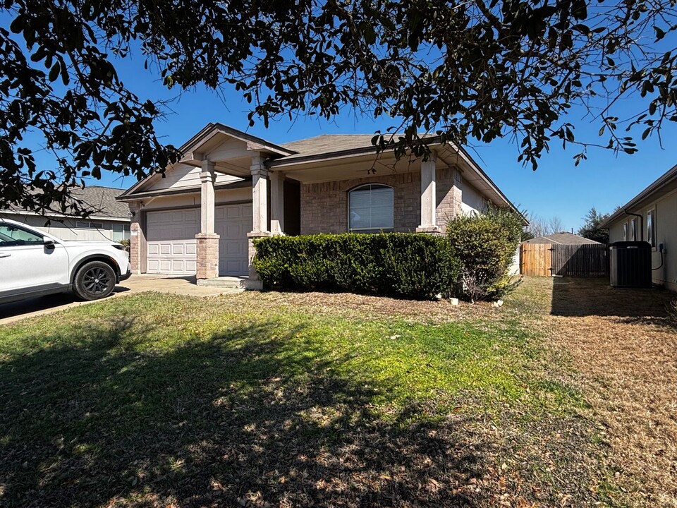 2711 Moonmist Cove in Round Rock, TX - Building Photo