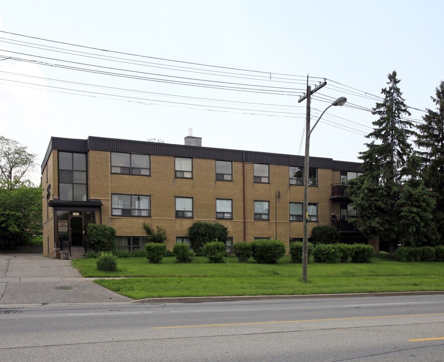 2362 Islington Ave in Toronto, ON - Building Photo
