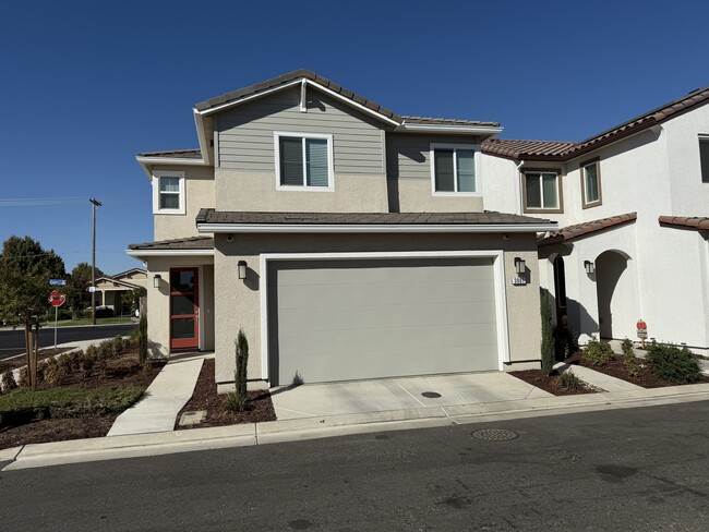 3901 Enchantment Ln in Turlock, CA - Foto de edificio - Building Photo