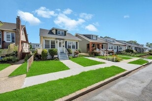 61 James St in Franklin Square, NY - Building Photo