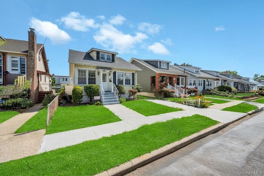 61 James St in Franklin Square, NY - Foto de edificio