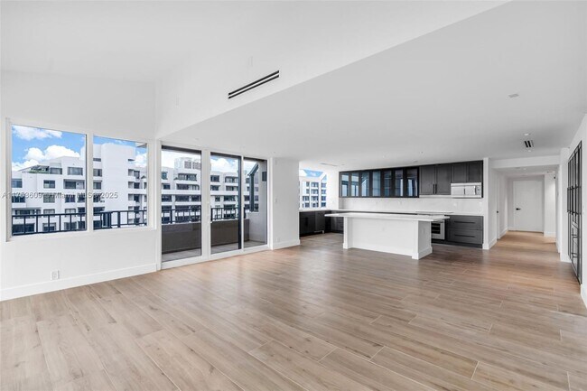 251 Crandon Blvd in Key Biscayne, FL - Building Photo - Building Photo
