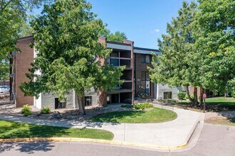 Barbary Knoll Apartments in Chaska, MN - Foto de edificio - Building Photo