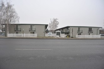 The Oaks Apartments in Yakima, WA - Building Photo - Building Photo