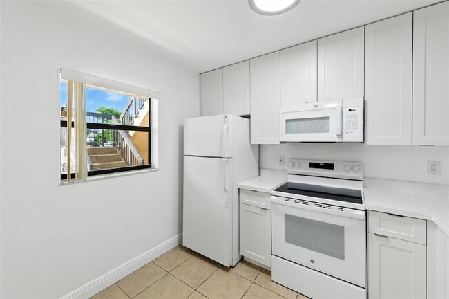 141 NW 93rd Ave, Unit 102 in Pembroke Pines, FL - Building Photo - Building Photo