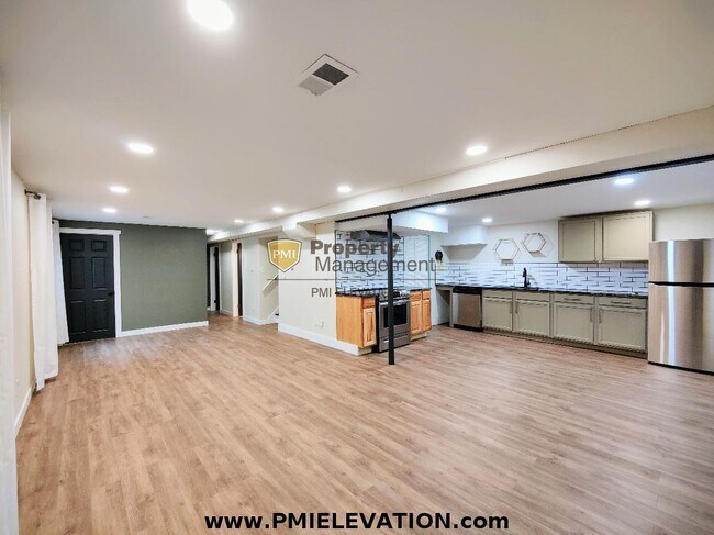 7770 S Kit Carson Dr, Unit Unit 2 in Centennial, CO - Building Photo - Building Photo