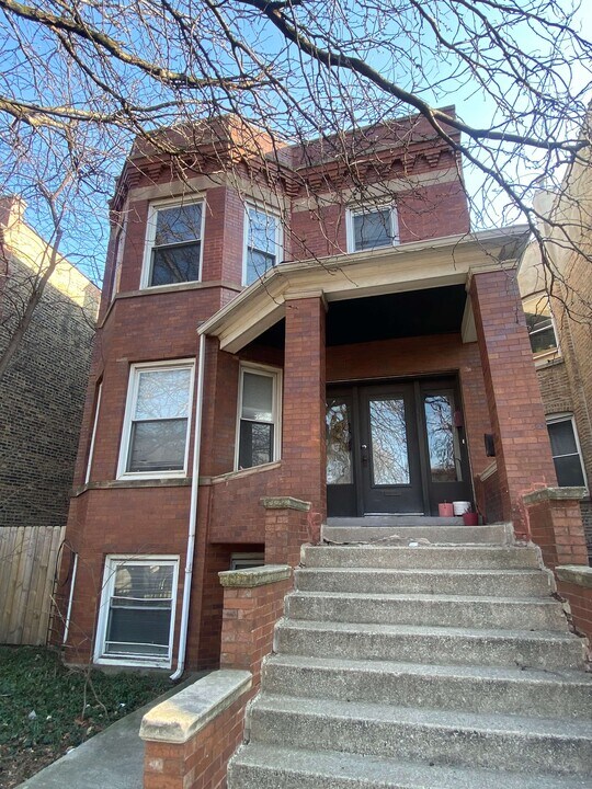 3031 W Fullerton Ave, Unit G in Chicago, IL - Building Photo