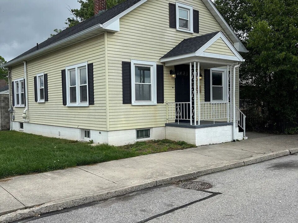 18 Orchard St in Hanover, PA - Building Photo