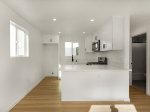 2240 S Burnside Ave, Unit 2242.5 in Los Angeles, CA - Building Photo - Building Photo