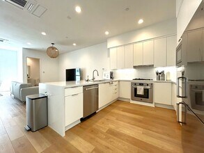 10917 1/2 Otsego St in Los Angeles, CA - Building Photo - Building Photo