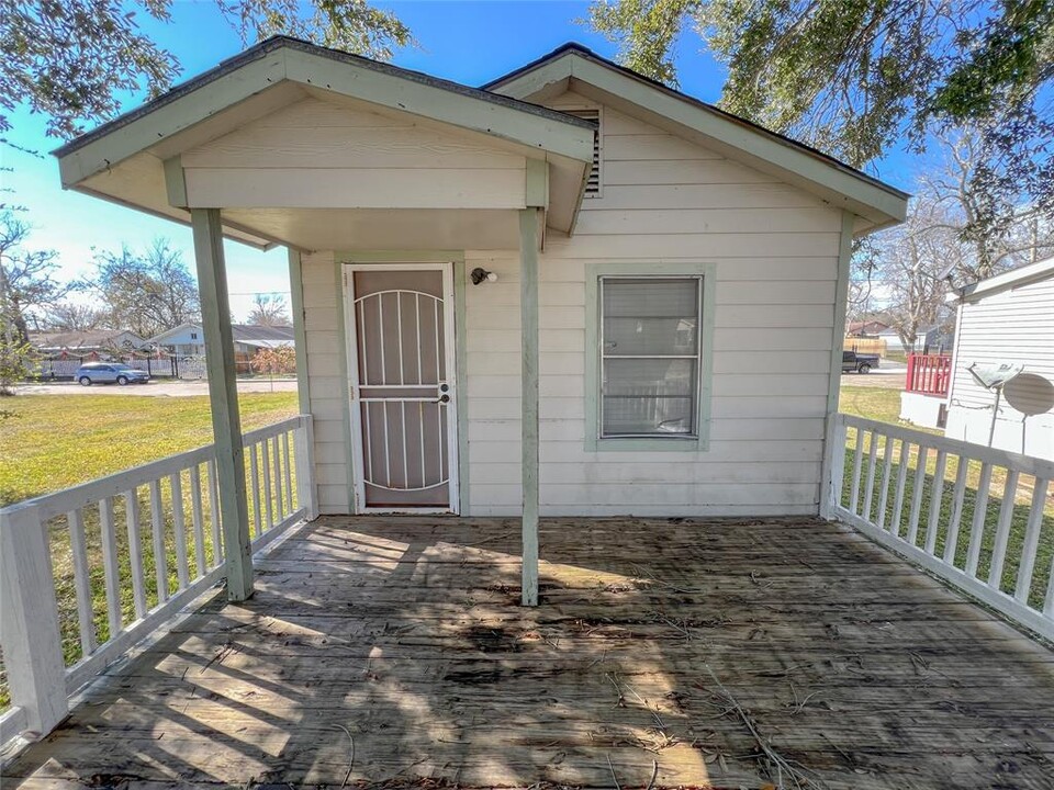 1600 Ash St in Baytown, TX - Building Photo