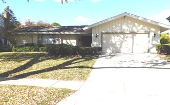 1117 Summit Hills Ln in Naperville, IL - Building Photo