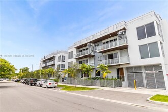 545 SW 11th St, Unit 308 in Miami, FL - Building Photo - Building Photo