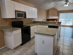 5919 Sterling Green Trail in Arlington, TX - Foto de edificio - Building Photo