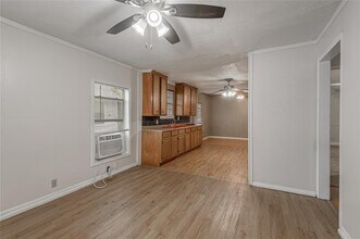1326 22nd St in Huntsville, TX - Building Photo - Building Photo