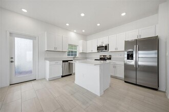 10848 Fanning Spgs Ln in New Port Richey, FL - Building Photo - Building Photo