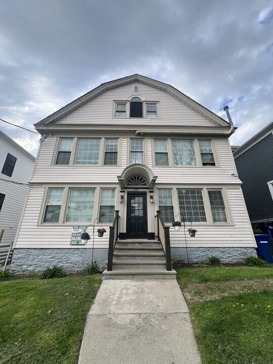 1009 Madison St in Syracuse, NY - Foto de edificio