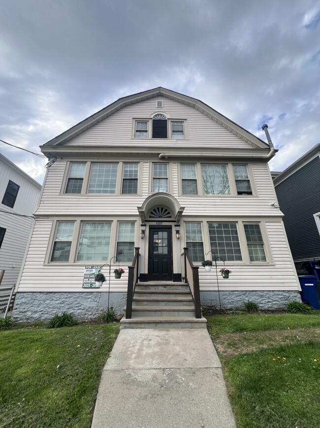 1009 Madison St