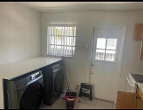 514 SW 7th St, Unit 4 in Hallandale Beach, FL - Building Photo - Building Photo