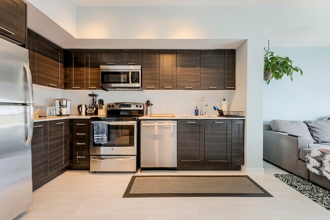 2212-2212 Lake Shore Blvd W in Toronto, ON - Building Photo - Building Photo