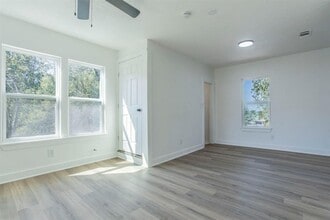 2215 N Elmendorf St in San Antonio, TX - Building Photo - Building Photo
