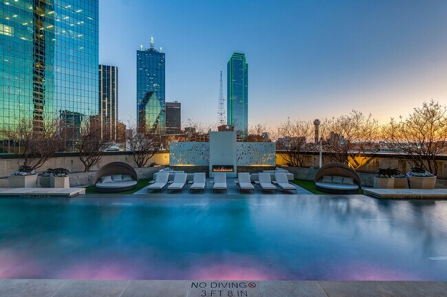 AMLI Fountain Place in Dallas, TX - Building Photo - Building Photo