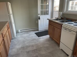 62 E 2nd St in Riverhead, NY - Building Photo - Building Photo