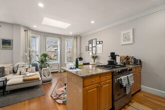 116 Brook St, Unit 3 in Brookline, MA - Foto de edificio - Building Photo