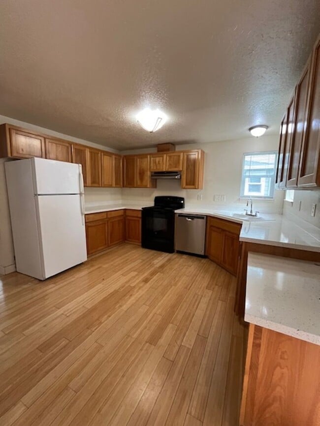 929 S School St-Unit -Unit A in Newberg, OR - Building Photo - Building Photo