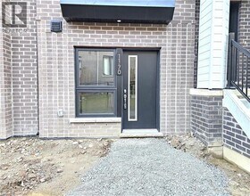 70 Kenesky Dr in Waterdown, ON - Building Photo - Building Photo