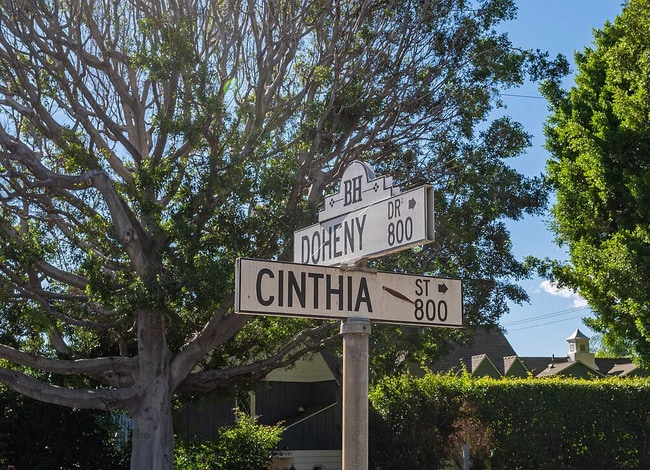 906 N Doheny Dr, Unit 322 in West Hollywood, CA - Building Photo - Building Photo