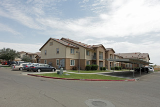 Hearthstone Village in Avenal, CA - Foto de edificio - Building Photo