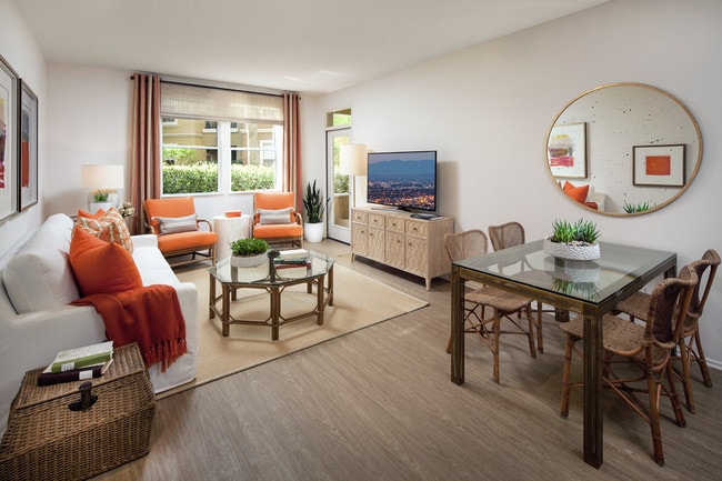 Villa Siena Apartment Homes in Irvine, CA - Foto de edificio - Building Photo