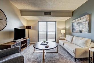 River Park Tower Apartment Homes in Newport News, VA - Foto de edificio - Building Photo