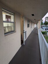 9911 Sandalfoot Blvd, Unit 114 in Boca Raton, FL - Foto de edificio - Building Photo