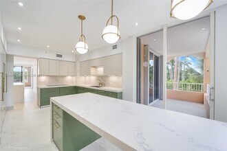 737 Crandon Blvd in Key Biscayne, FL - Building Photo - Building Photo