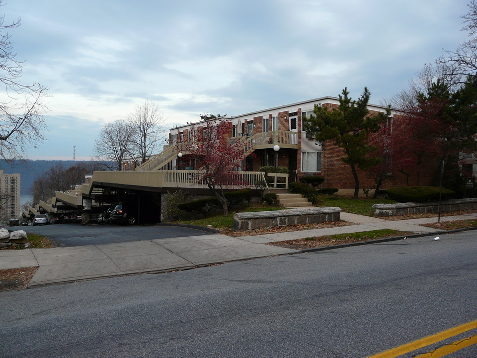 409 N Broadway in Yonkers, NY - Building Photo