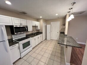 868 Bedford St in Abington, MA - Building Photo - Building Photo